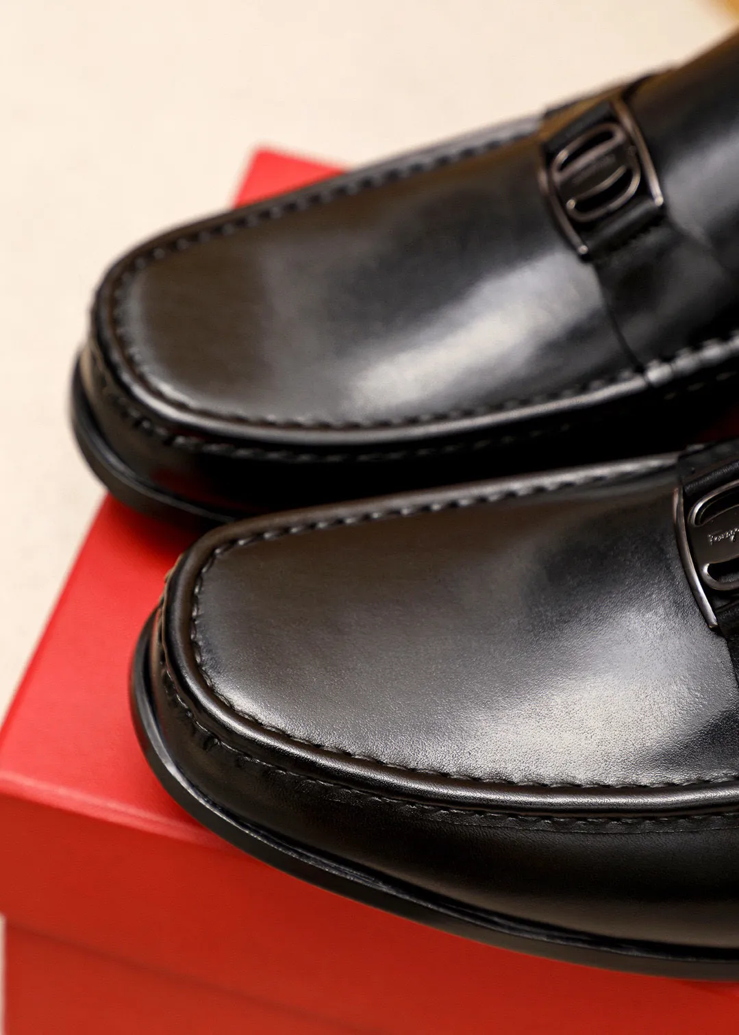 Men's shoes 💰460 💐 Product trademark: Ferragamo "Ferragamo" casual leather shoes Regular size: 38-44 (45.46🉑️customized) Product materials: Selected imported first-layer calfskin upper + luxury hardware buckle, imported water-dyed cowhide leather lining. Strong three-dimensional visual effect, original rubber outsole Color: 1⃣️color optional